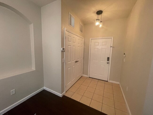 Building Photo - Affordable Elegance! 3 Bed 2 Bath Condo in...