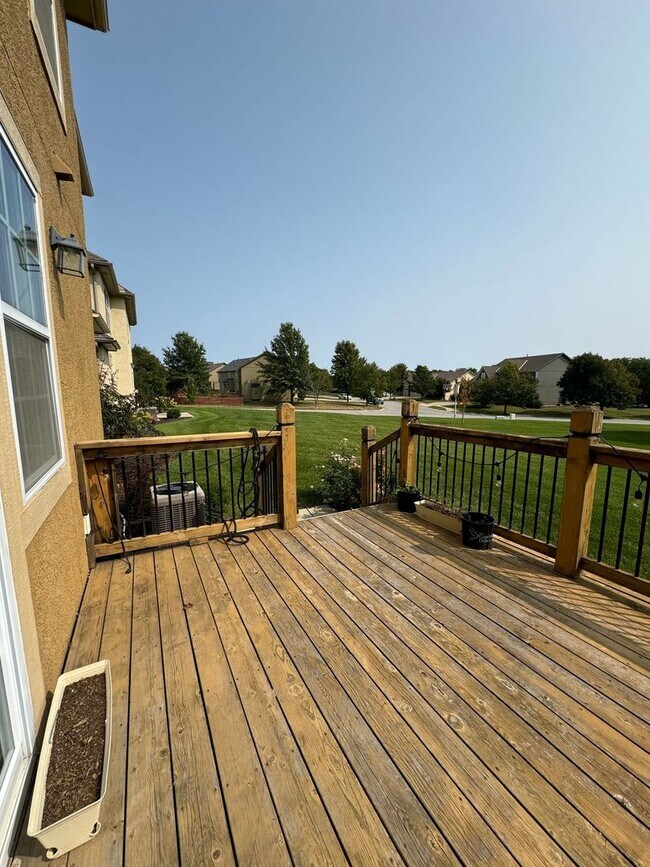 Building Photo - 4 Bedroom, 3 1/2 bathroom in Olathe!