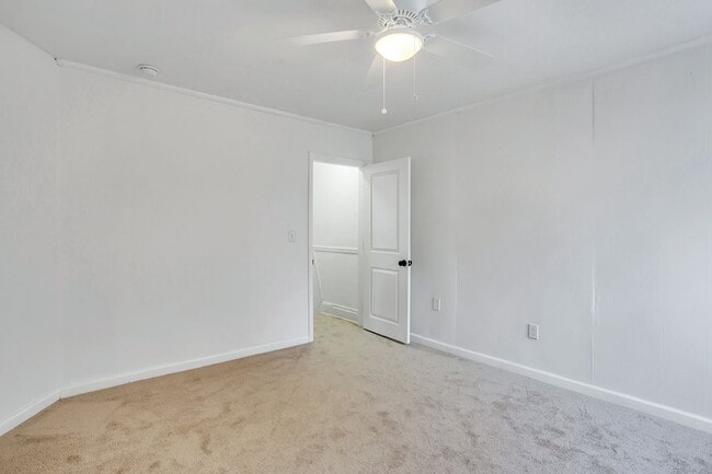 Building Photo - 2 bed 2 bath - great location, off street ...