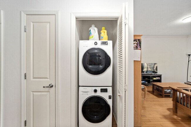 Building Photo - Stylish 2/1 condo in downtown Gainesville w/ parking and laundry