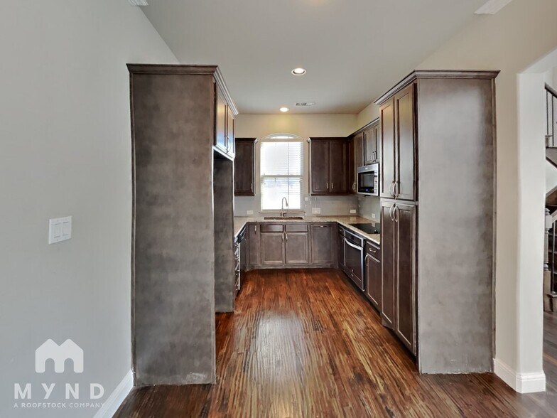 Building Photo - 868 Dartford Dr