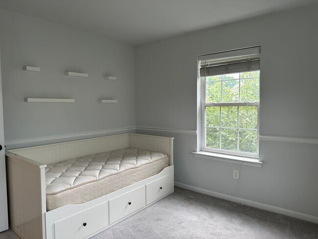Building Photo - 3685 Clauss Dr