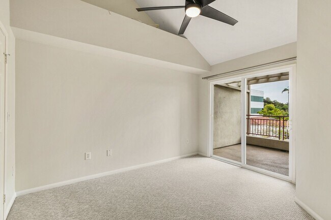 Building Photo - Penthouse 1BR + Loft w/ Bonus Room | 2 Baths | Laundry | 2 Parking | Walk to Balboa Park