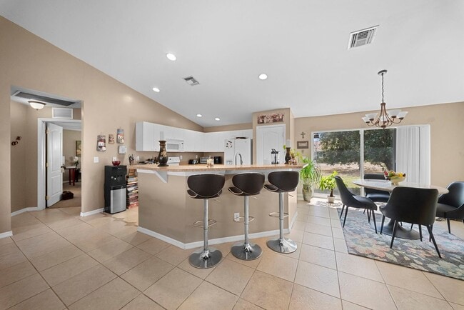 Building Photo - Beautiful 3 bedrooms 2 bathrooms single family home in Lehigh Acres