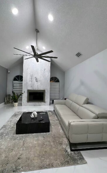 Building Photo - 6938 Oakmore Ln