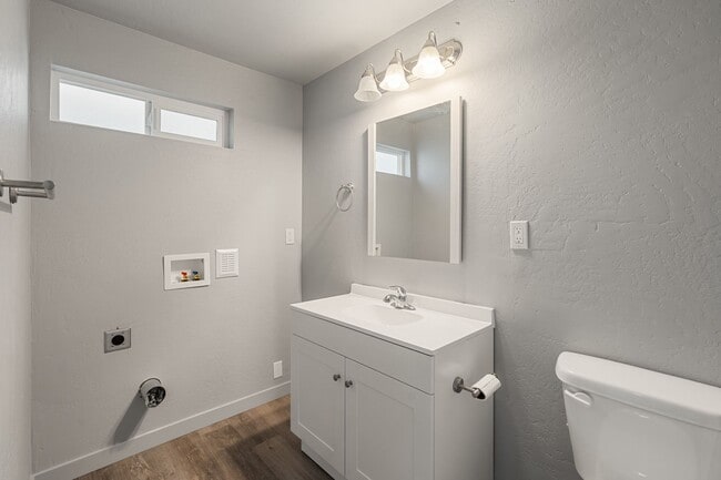 Building Photo - 1028 W 11th St