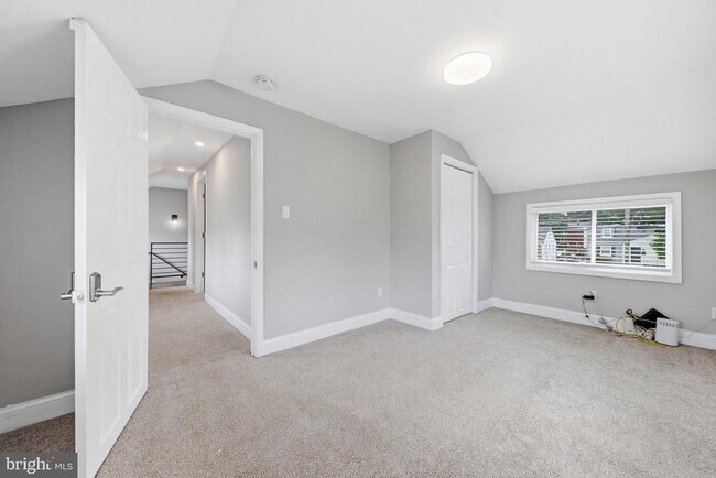 Building Photo - 3524 Meadowside Ave