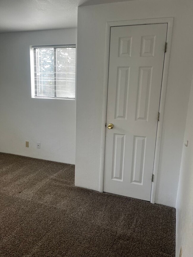 Building Photo - Nice 2 bedroom, 1 bath with yard.