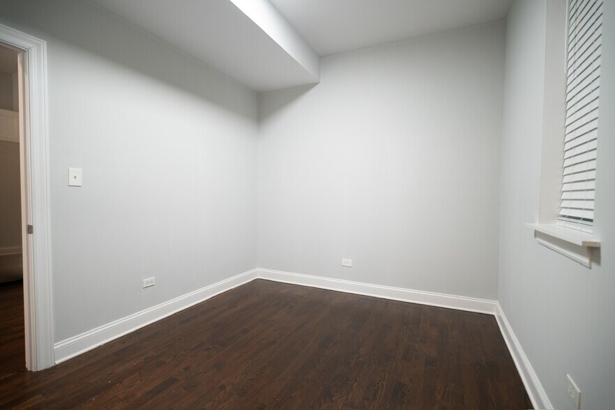 Building Photo - 7522 S Langley Ave