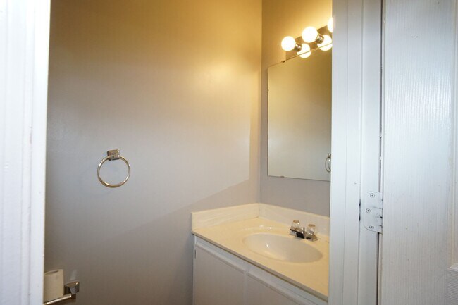 Building Photo - 4 Bed/2 1/2 Bath Bus Line Reserved Parking