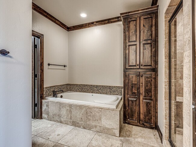 Building Photo - Luxury Townhome in Edmond + Near Rose Cree...