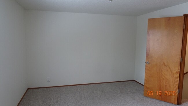 Building Photo - ~Beautiful Two-story Home Located in the N...