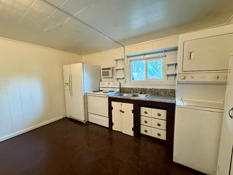 Building Photo - 132 Lindsey Rd