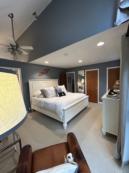 Main floor primary - 1111 Van Buren St