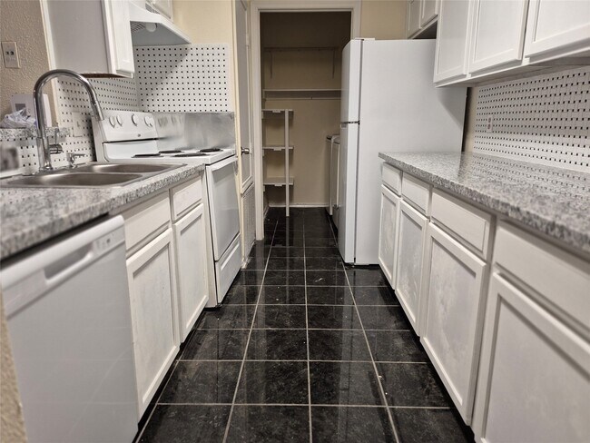 Building Photo - 10847 Braes Bend Dr