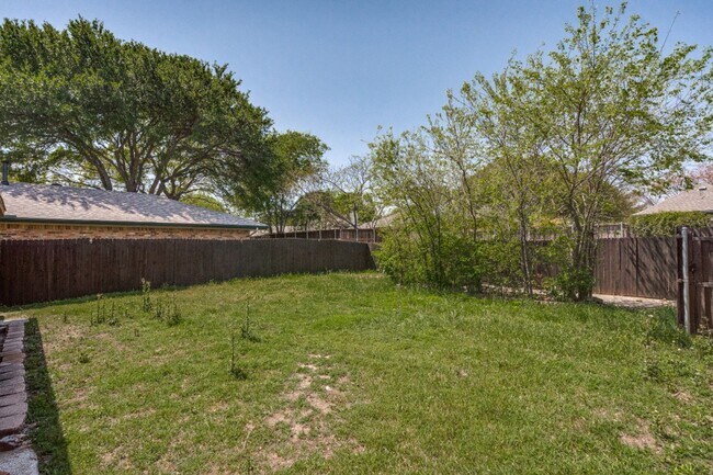 Building Photo - Beautiful and bright Plano home with updates