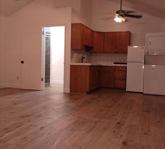 Building Photo - Charming one bedroom in desired neighborhood!