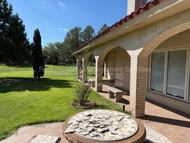 Building Photo - 2707 Regis St