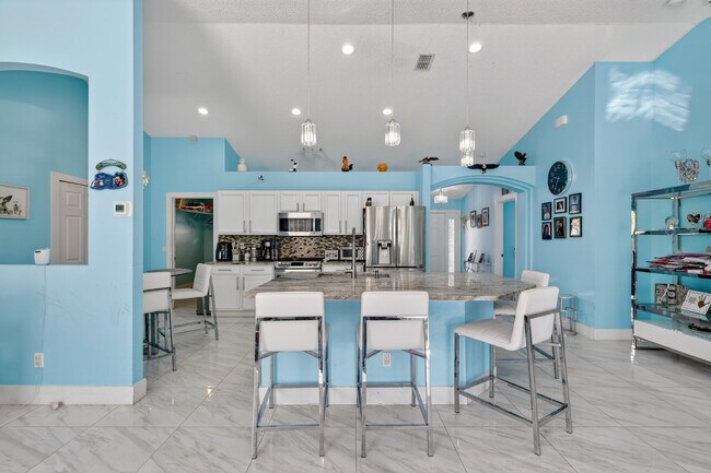 Building Photo - 1121 SW Ivanhoe St