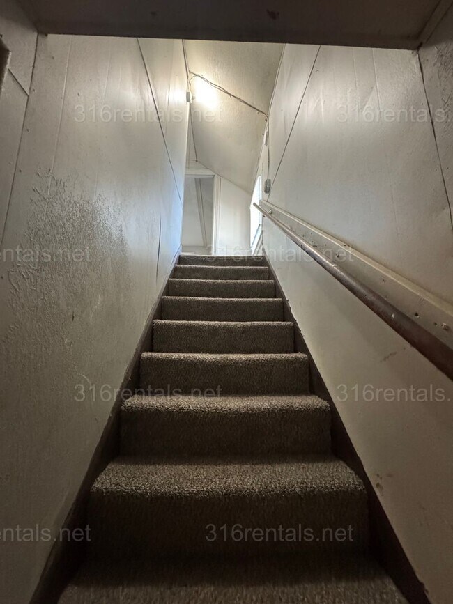 Building Photo - $1100 - 3 bed 1 bath - Single Family Home