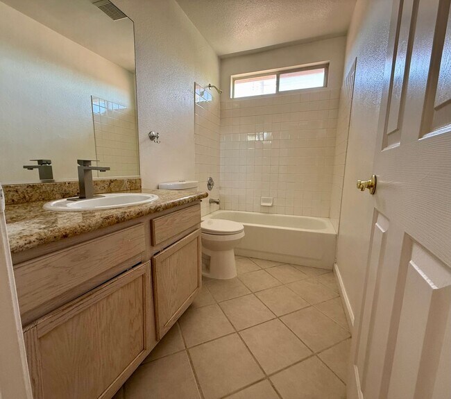 Building Photo - Fantastic 3 bed/2.5 bath in the Northwest ready for you!