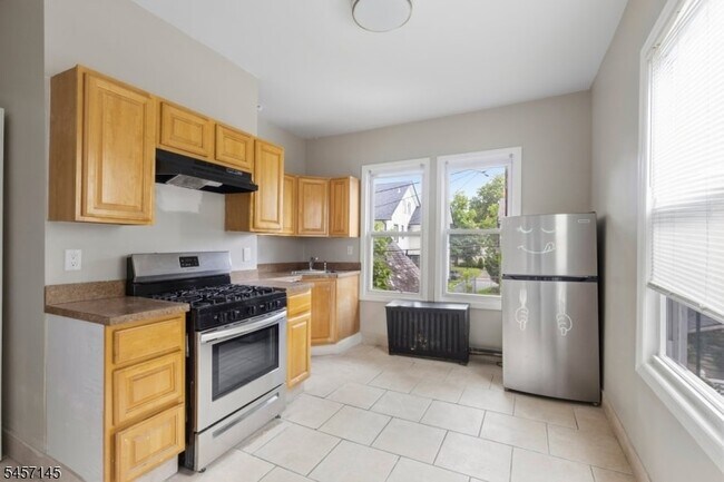 Building Photo - 37 Mapes Ave