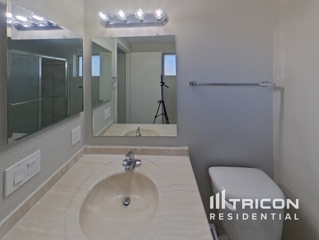 Building Photo - 1618 W Palomino Dr