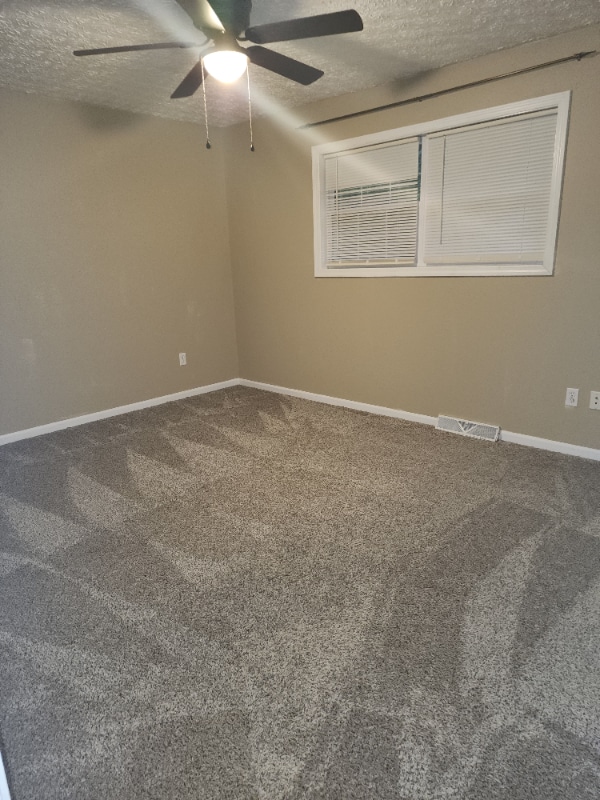 Building Photo - 2BED/1.5-2B15 BATH