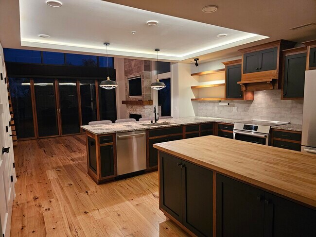 Building Photo - 215 E Pleasant St