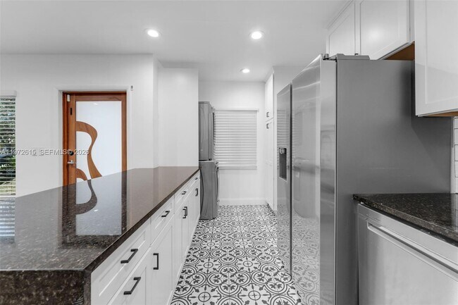 Building Photo - 3965 SW 60th Ct