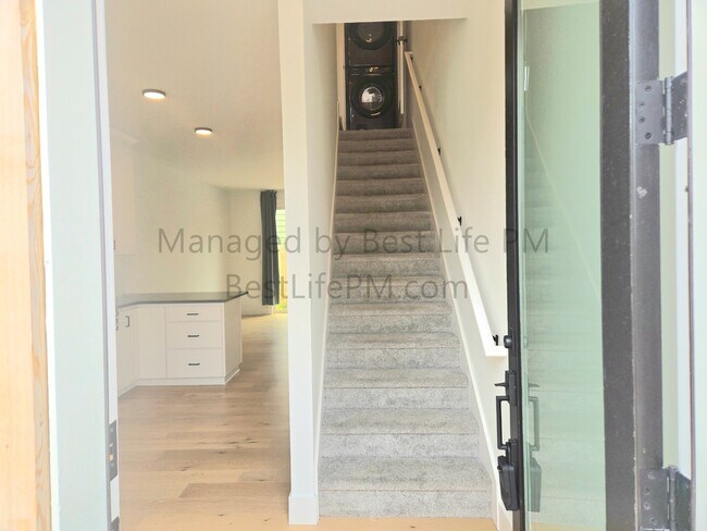 Building Photo - 310 NE 58th Ave