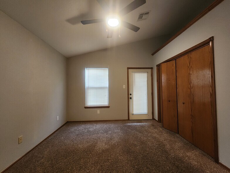 Building Photo - 910 NW Ferris Ave