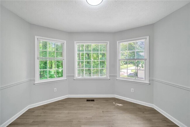 Building Photo - 608 Wood Ridge Dr