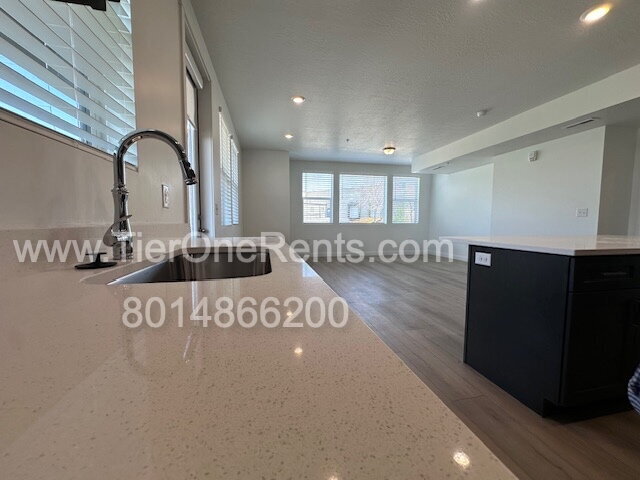 Building Photo - Move-in special:  First month's rent free!