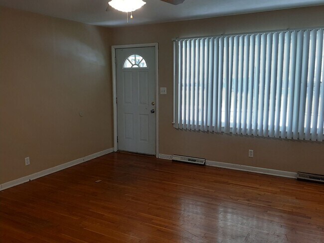 Building Photo - 3 Bedroom Home on Quiet Street Southwest, ...