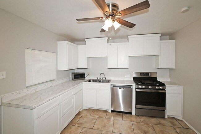 Building Photo - Cute home in Gables for rent~ 2 bed/1 bath