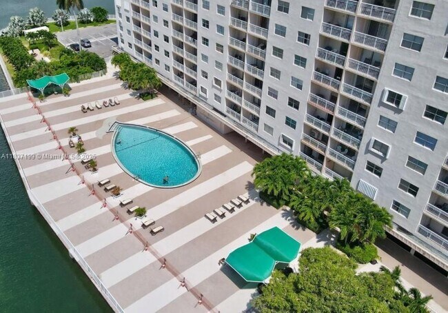 Building Photo - 400 Kings Point Dr