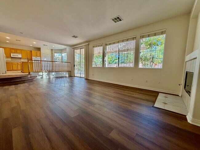 Building Photo - Lovely, large 4 bedroom