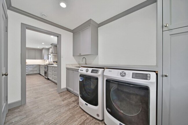 Building Photo - 10042 Briar Forest Dr