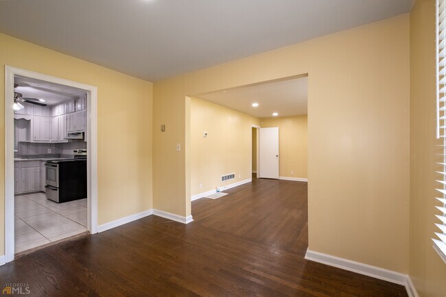 Building Photo - 2926 Gresham Rd S E