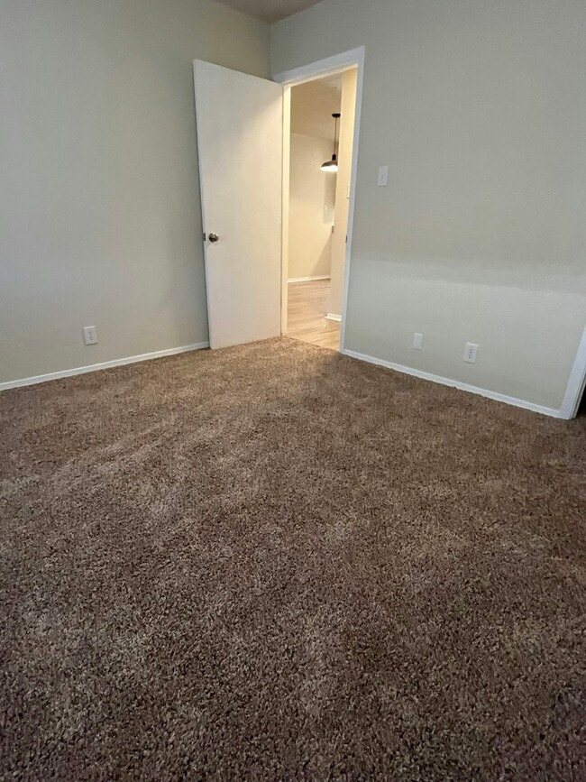 Building Photo - 909 Betsy Ross Dr