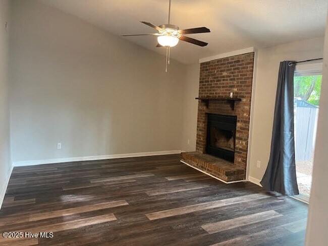 Building Photo - Great two bedroom, two bath duplex in Hunters Creek.