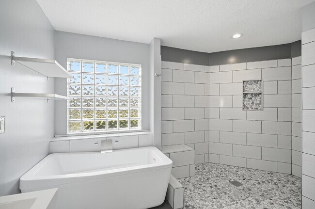 Building Photo - "Charming 3-Bedroom Home with 2 Full Baths and 2032 Sq Ft of Comfort in Palm Coast!"