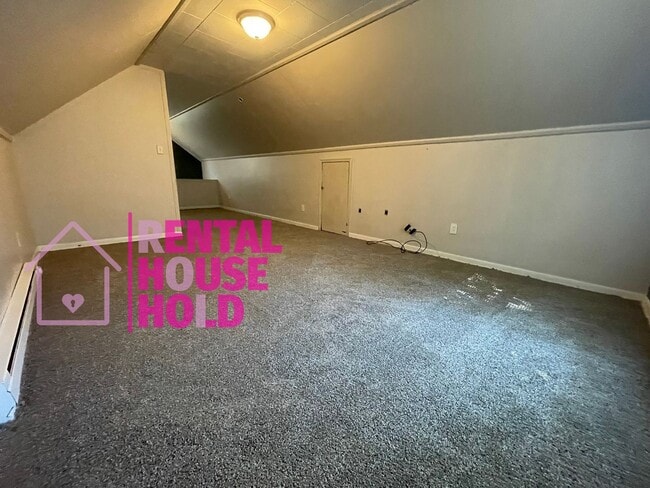 Building Photo - Stunning 3-Bedroom 1-Bath Bunglaow Located...