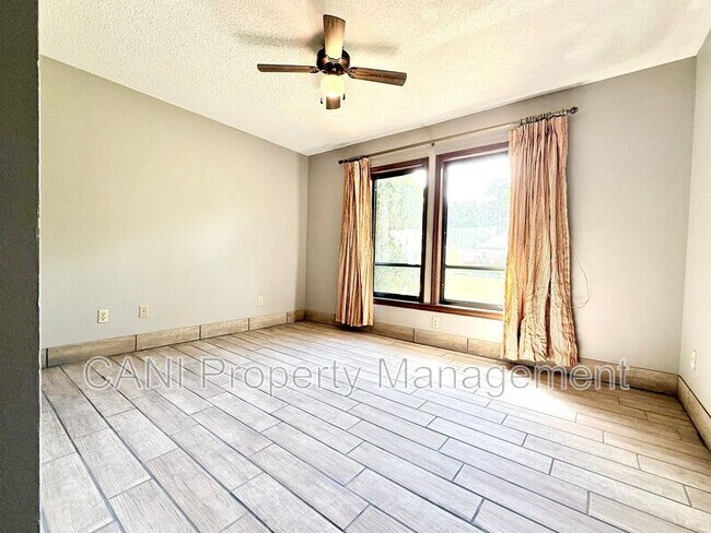 Building Photo - 733 Westchester Dr