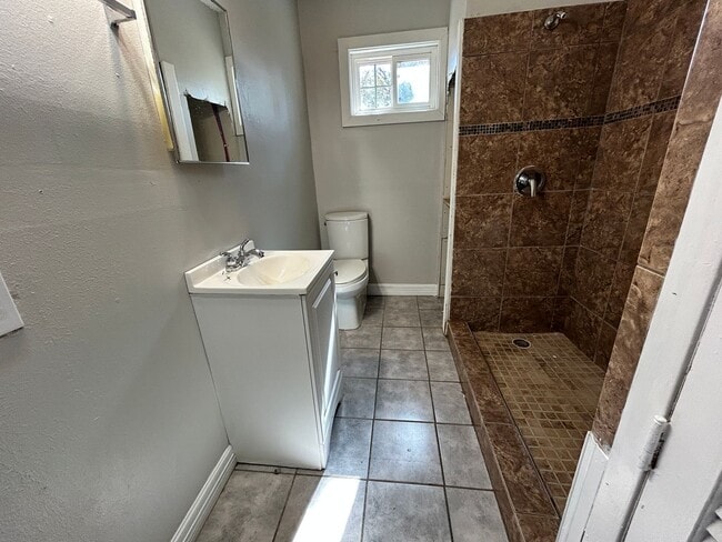 Building Photo - 2Bed/1Bath Available