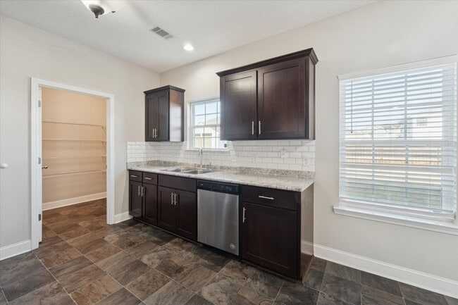 Building Photo - MOVE-IN READY! (Pet Friendly)