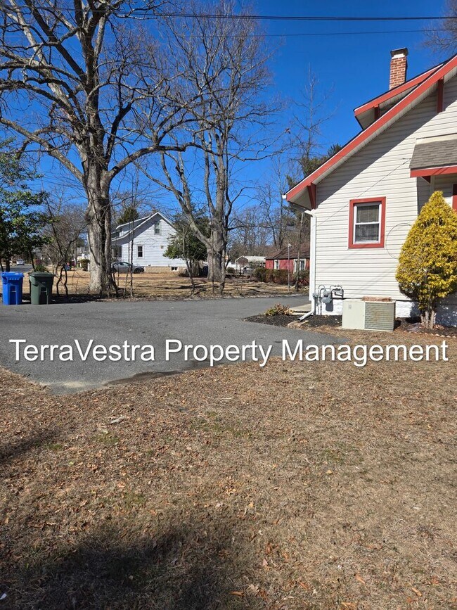 Building Photo - Now Showing for 2026-2027 School Year! College Rental 6 Bed 2 Kitchens