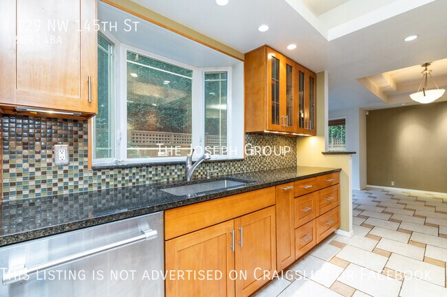 Building Photo - Beautiful 5 bed 3.5 bath in Seattle's Broa...