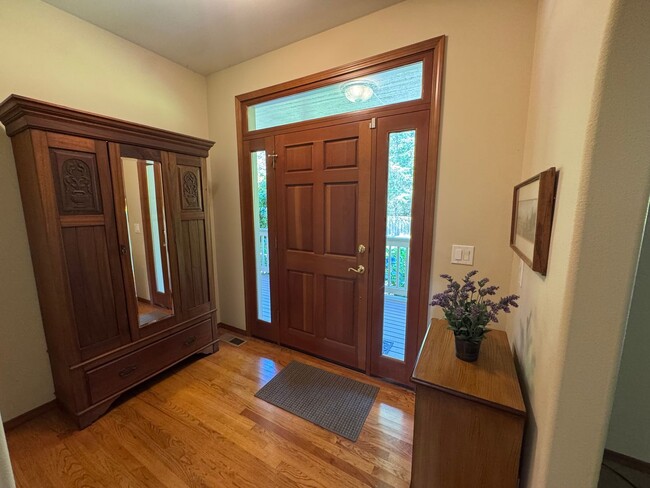 Building Photo - 3 Bed, 2 Bath PLUS Bonus Room SHORT TERM R...